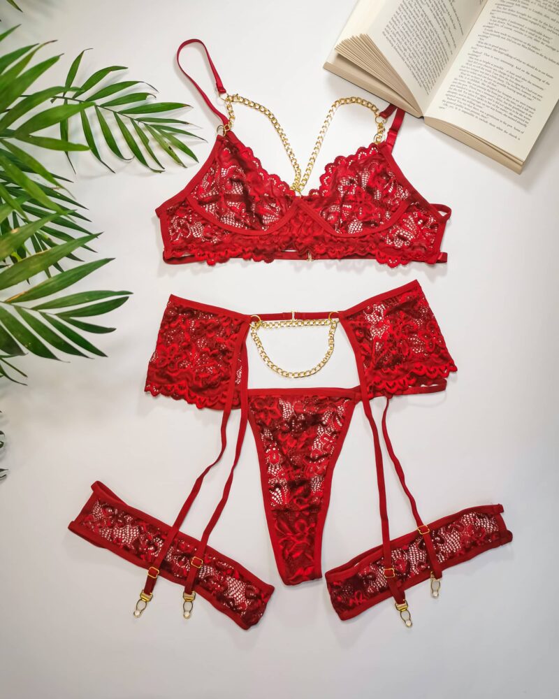 crveni čipkasti lingerie set sa zlatnim lancem