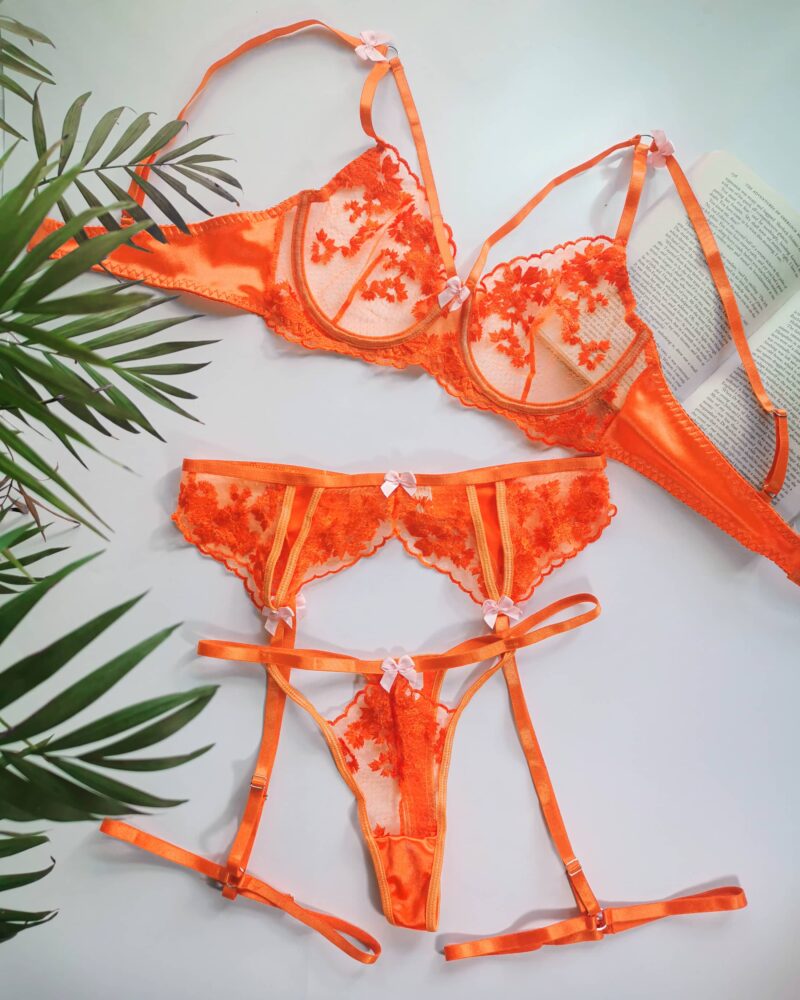 narandžasti čipkasti lingerie set sa trakicama
