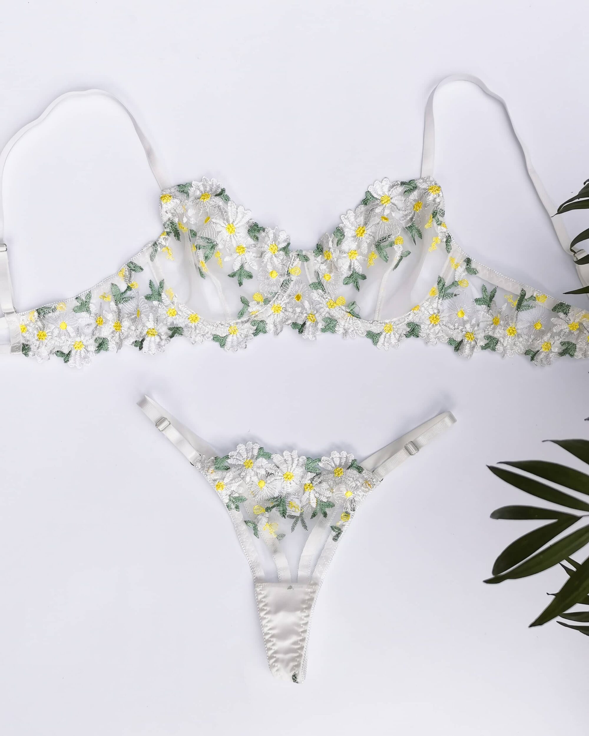 beli čipkasti lingerie set sa cvetnim motivom