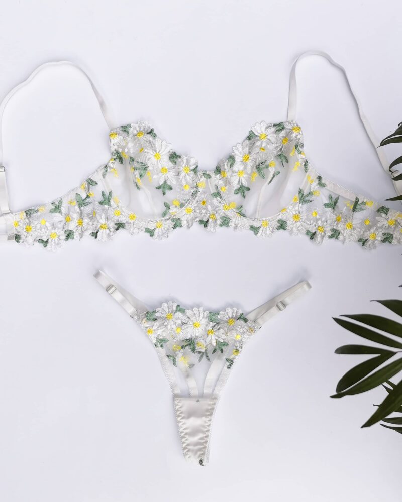 beli čipkasti lingerie set sa cvetnim motivom